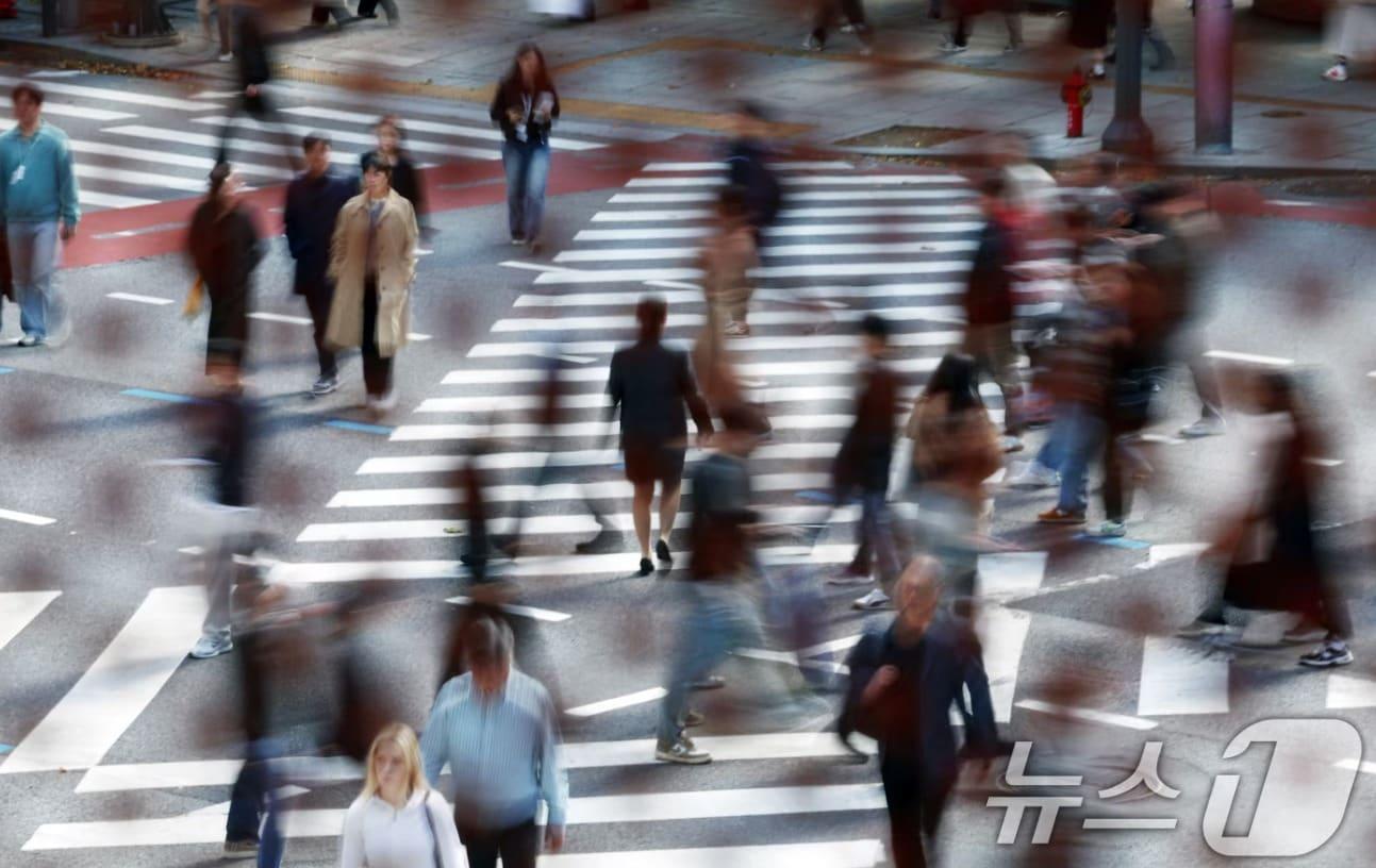 본문 이미지 - 도심에서 발걸음을 옮기는 시민들. 2024.10.23/뉴스1 ⓒ News1 구윤성 기자