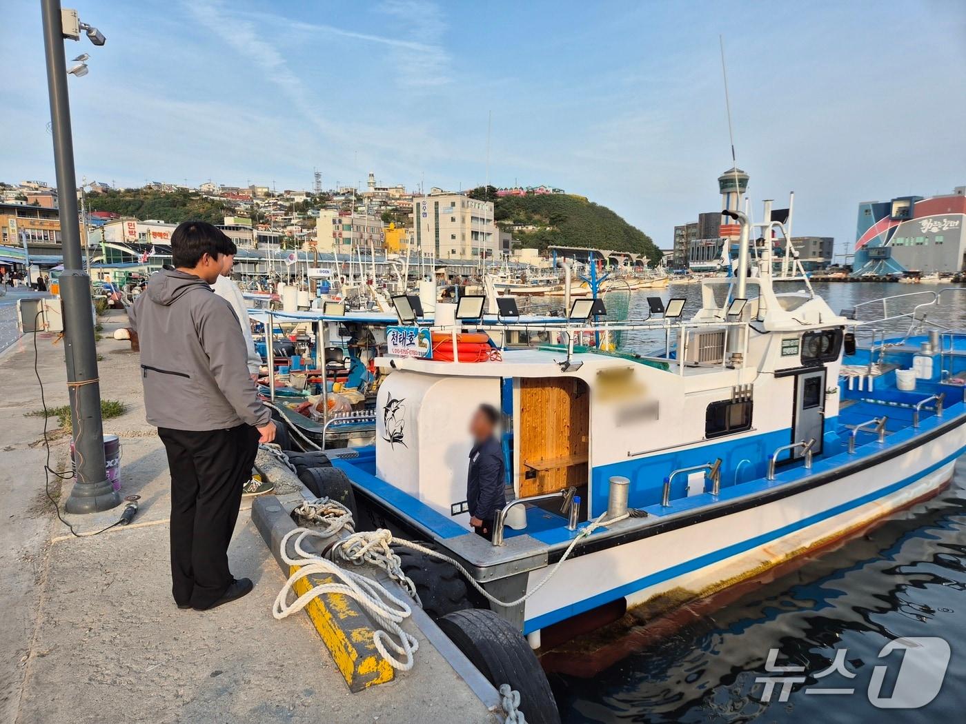 본문 이미지 - 동해해양경찰서 직원들이 가을철 낚시어선 특별단속 관련 낚시어선 대상 안전 숙지를 당부하고 있다. 사진은 기사 이해를 돕기 위한 것으로, 해당 사건과 관련 없음.&#40;동해해경 제공, 재판매 및 DB 금지&#41;2025.11.7/뉴스1