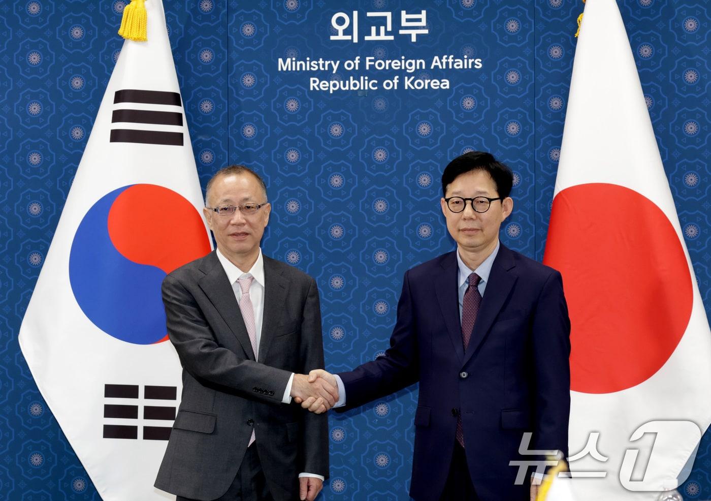 박윤주 외교부 1차관&#40;오른쪽&#41;과 후나코시 다케히로 일본 외무성 사무차관이 7일 서울 종로구 외교부청사에서 열린 한-일 차관전략대화에서 악수를 하고 있다. &#40;공동취재&#41; 2025.11.7/뉴스1 ⓒ News1 임세영 기자