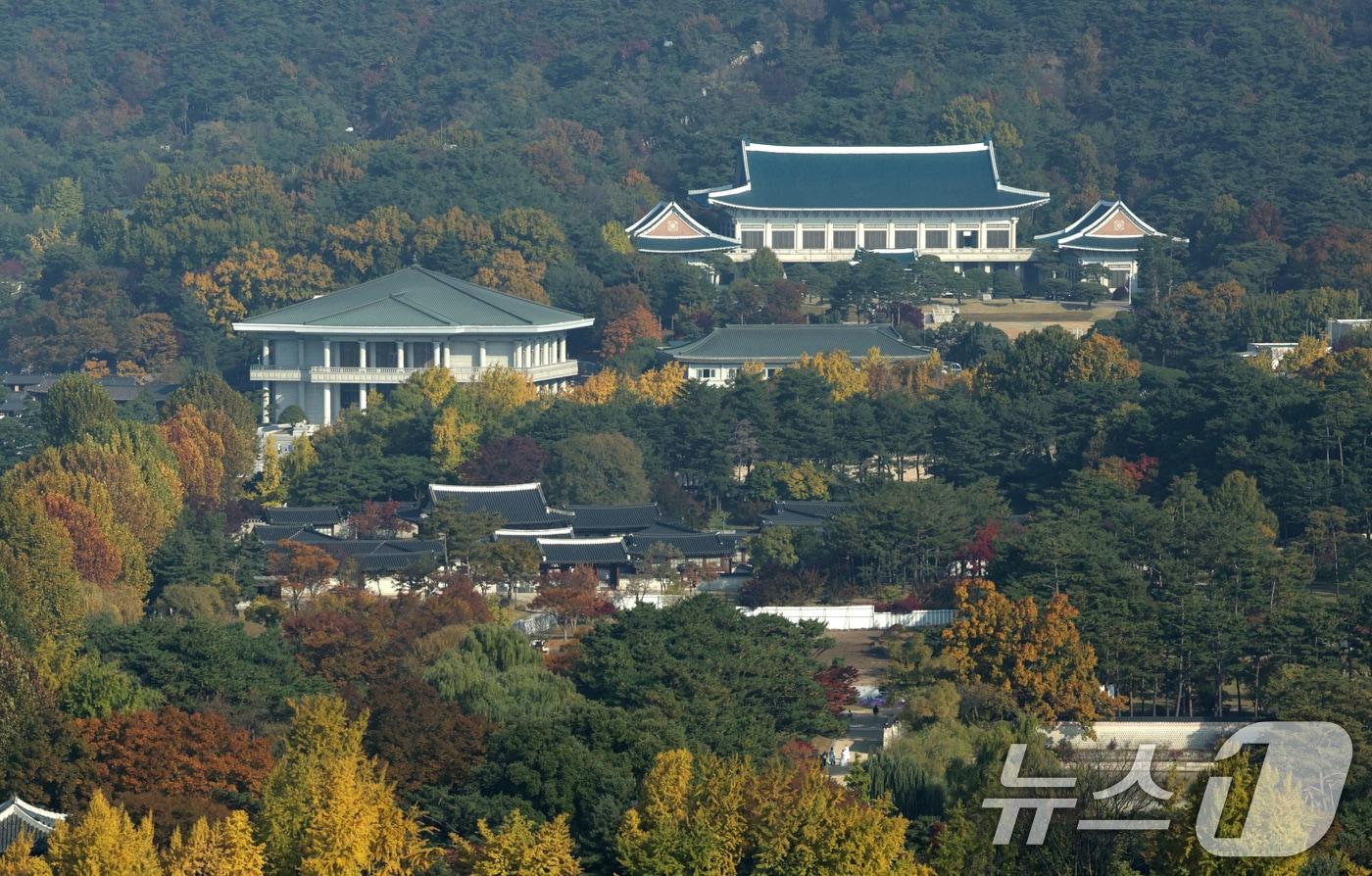 입동인 7일 서울 외교부 청사에서 바라본 청와대 일대 단풍이 절정을 이루고 있다. 용산 대통령실의 청와대 이전이 임박한 것으로 보도되고 있다. &#40;공동취재&#41; 2025.11.7/뉴스1 ⓒ News1 임세영 기자