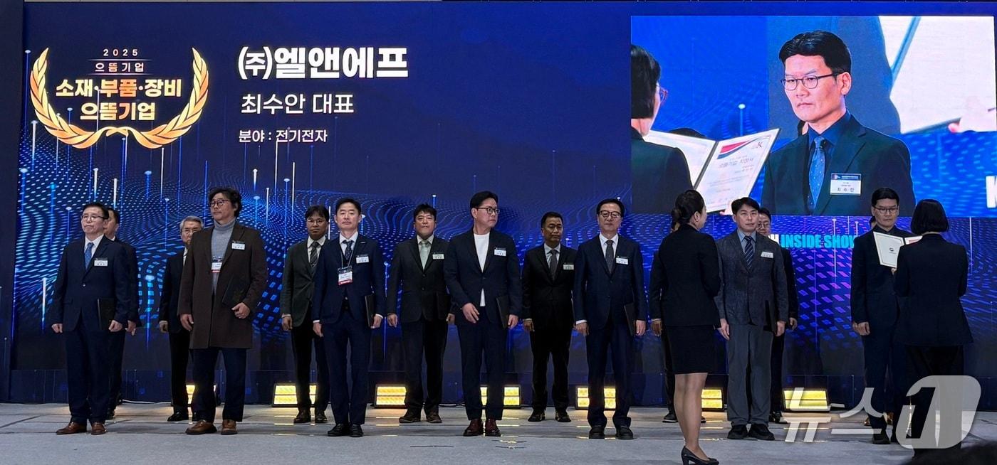 지난달 29일 경기 고양 킨텍스에서 산업통상자원부가 개최한 2025 소재·부품·장비 뿌리 산업 유공 포상 시상식에서 최수안 엘앤에프 대표가 소재·부품·장비 으뜸 기업 지정서를 받는 모습&#40;엘앤에프 제공&#41;. 2025.10.29.