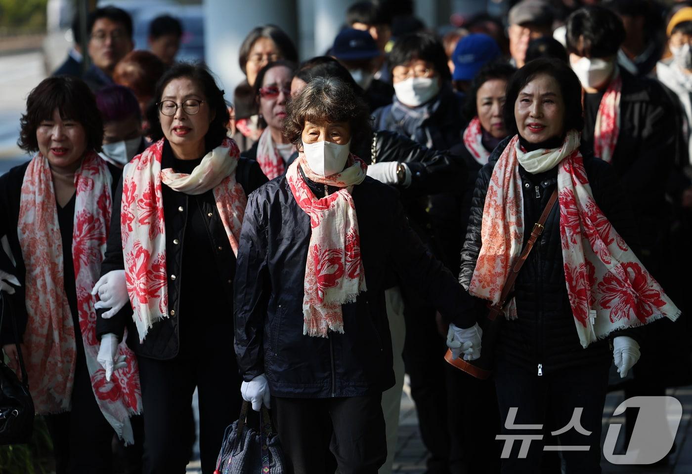 5·18 성폭력 피해자들이 7일 오전 서울 서초구 서울중앙지방법원에서 열린 국가 상대 손해배상 청구 소송에 참석하기 위해 이동하고 있다. 5·18 광주민주화운동 당시 계엄군 등에 의한 성폭력 피해자 및 가족 17인은 이날 법원에서 45년 만에 국가를 상대로 첫 재판에 나선다. 2025.11.7/뉴스1 ⓒ News1 오대일 기자