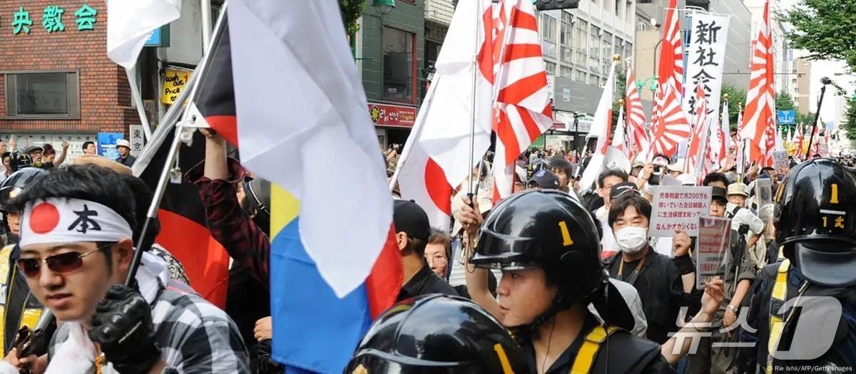 본문 이미지 - 일본의 극우단체 &#39;재일 &#40;한국·조선인의&#41; 특권을 용납하지 않는 시민모임&#39;&#40;재특회&#41; 소속 회원들이 2013년 6월 도쿄 코리아타운 거리에서 시위를 벌이고 있다. 2013.06.16  ⓒ AFP=뉴스1 