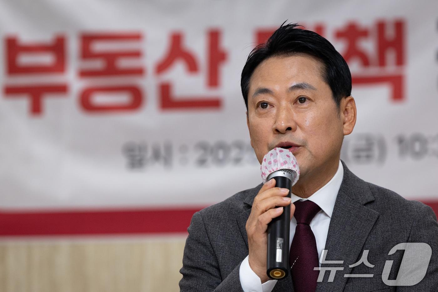 장동혁 국민의힘 대표가 지난 7일 경기 용인시 수지구 내 한 아파트 커뮤니티센터에서 열린 부동산 정책 정상화 특별위원회 - 부동산 대책 경기도 현장 간담회에서 모두 발언을 하고 있다. 2025.11.7/뉴스1 ⓒ News1 유승관 기자