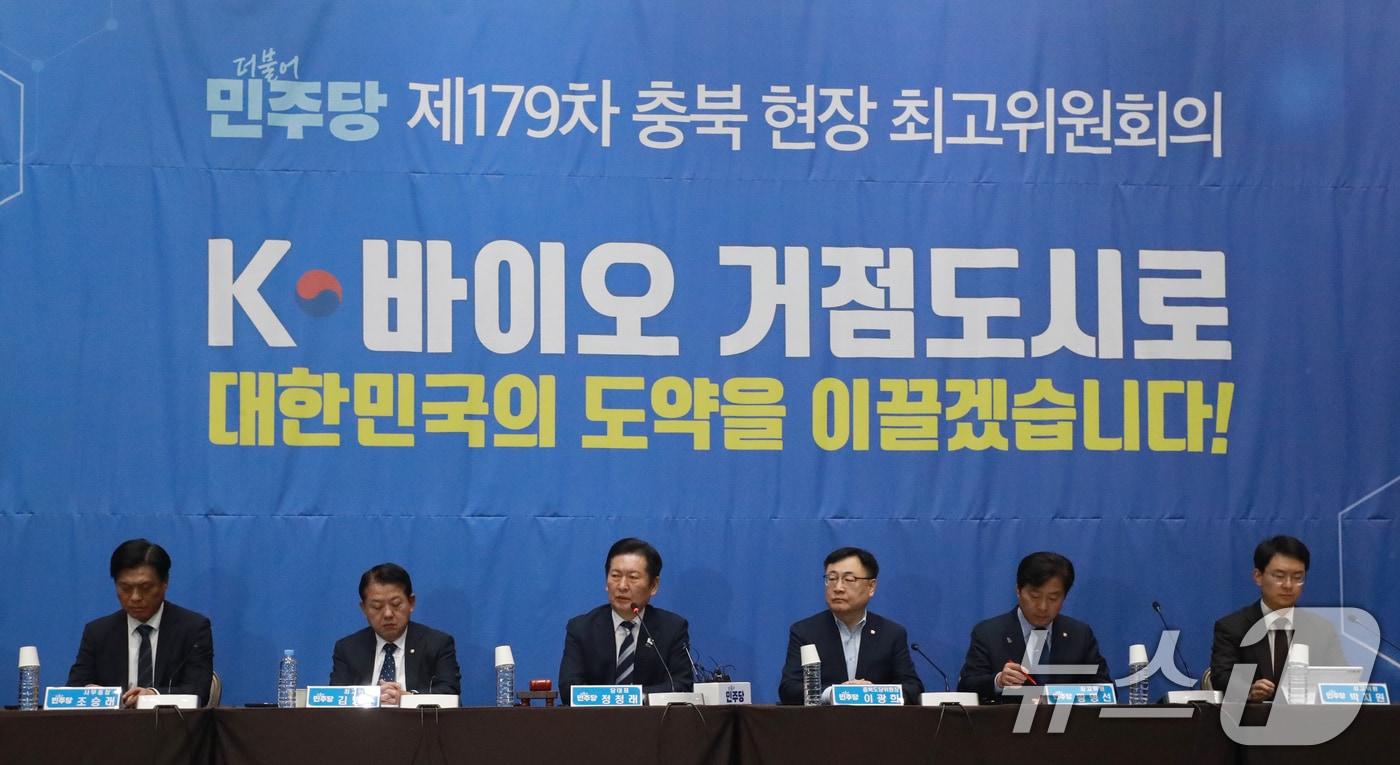 정청래 더불어민주당 대표가 7일 오전 충북 청주시 오스코에서 열린 179차 충북 현장 최고위원회의에서 발언을 하고 있다. 2025.11.7/뉴스1 ⓒ News1 김용빈 기자