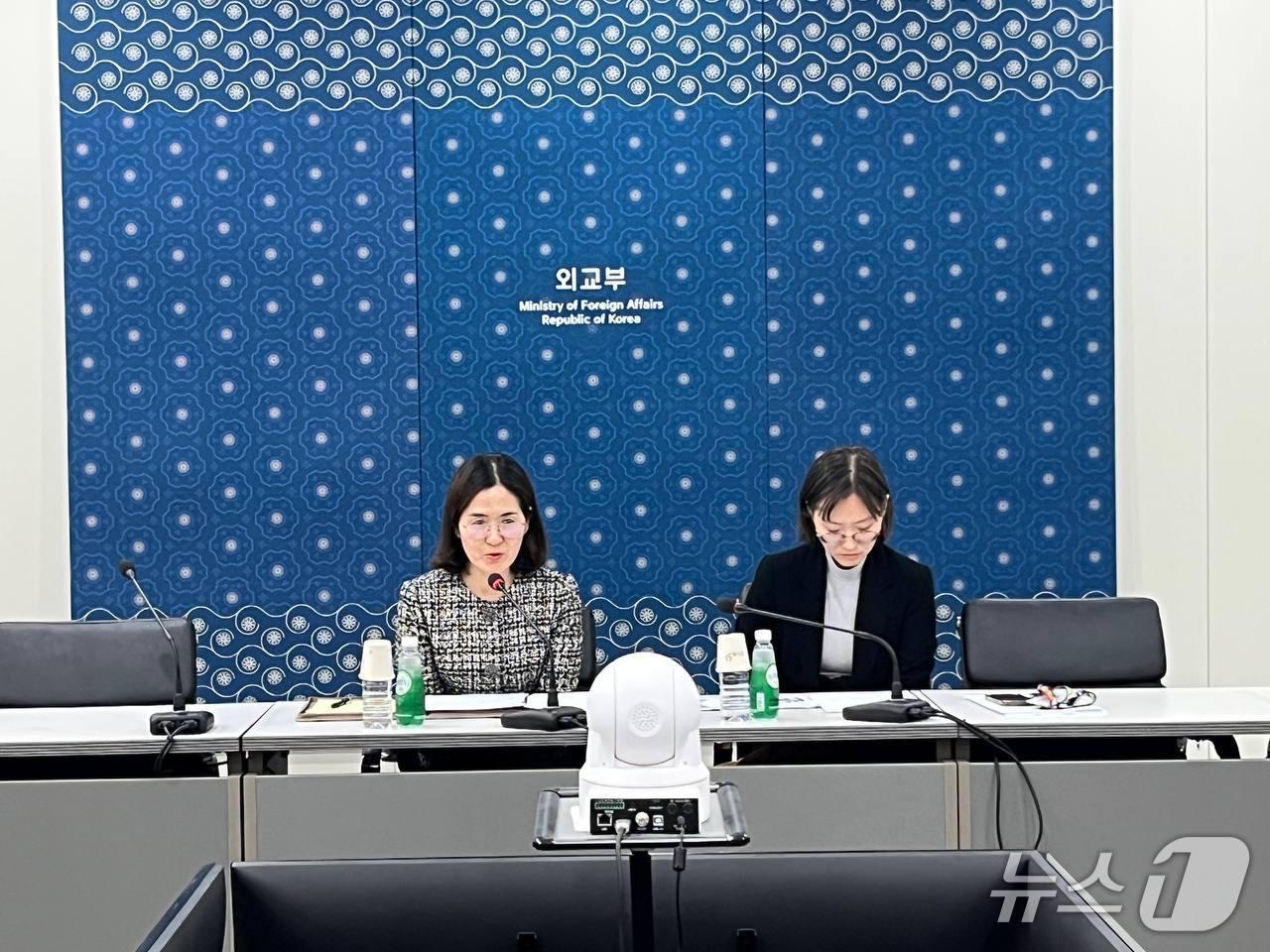 본문 이미지 -   외교부는 김선영 양자경제외교국장 주재로 &#39;제6차 재외공관 경제안보 담당관 회의&#39;를 화상으로 개최하고 재외공관의 경제안보 대응 역량 강화 방안에 대해 논의했다. 2025.11.07. &#40;외교부 제공&#41;