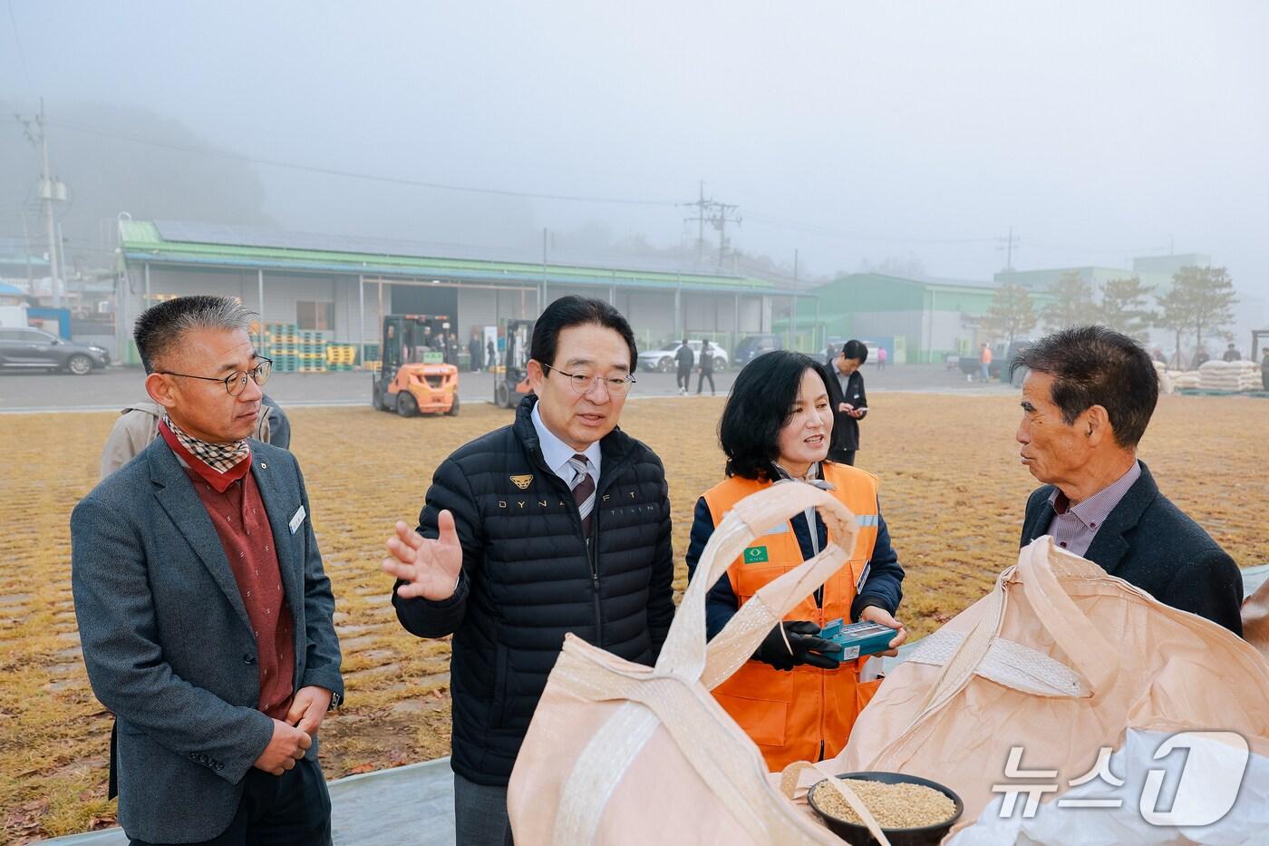 황규철 옥천군수가 올해산 공공비축미 수매 현장을 둘러보고 있다. &#40;옥천군 제공. 재판매 및 DB금지&#41; /뉴스1 