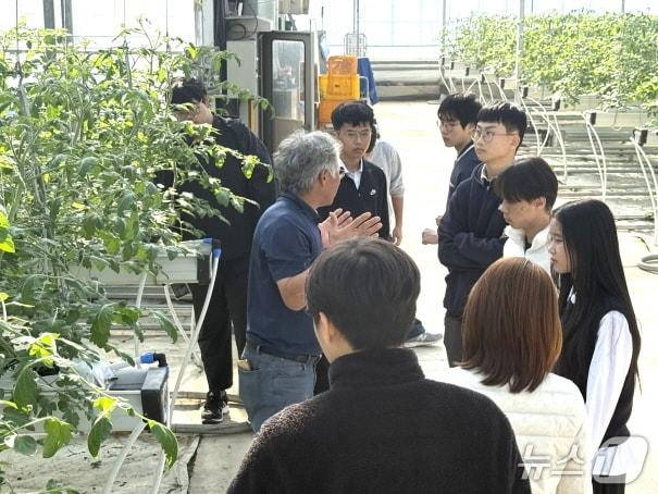 본문 이미지 - 남원용성고등학교 스마트팜 실습교육 모습.&#40;전북교육청 제공, 재판매 및 DB 금지&#41;/뉴스1