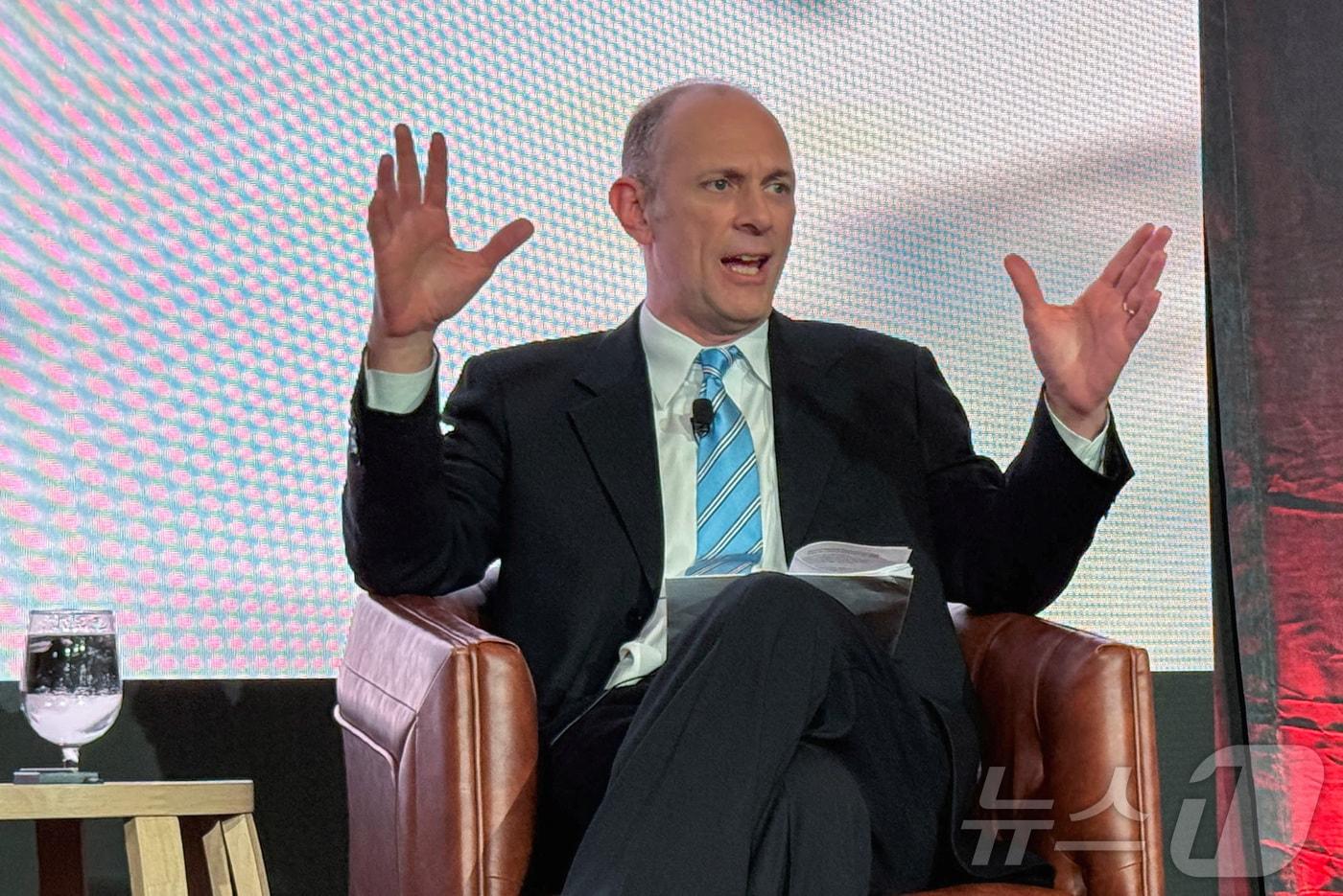 오스턴 굴스비 시카고 연방준비은행 총재가 캘리포니아 팰로앨토에서 열린 스탠퍼드 경제정책연구소&#40;SIEPR&#41; 경제 정상회의에서 연설하고 있다. 2025.02.28.ⓒ 로이터=뉴스1