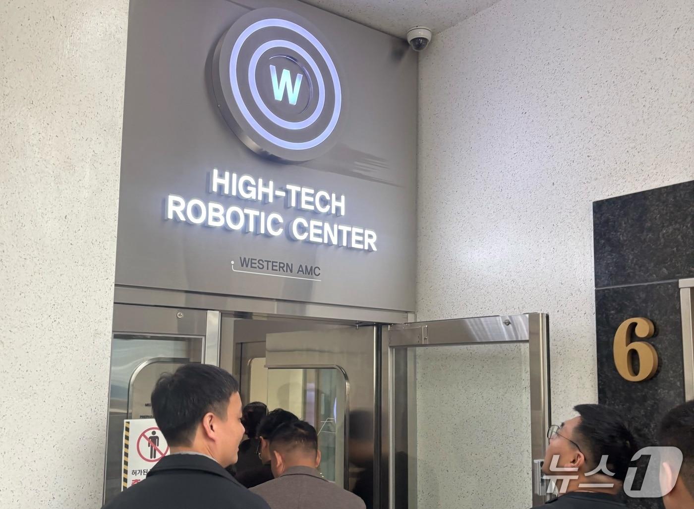 본문 이미지 - 웨스턴동물의료센터를 찾은 외국 수의사들(동물병원 제공) ⓒ 뉴스1