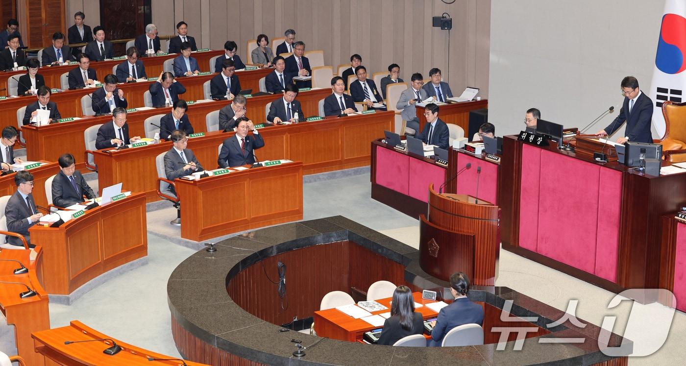 한병도 위원장이 7일 서울 여의도 국회에서 열린 예산결산특별위원회 전체회의에서 의사봉을 두드리고 있다. 2025.11.7/뉴스1 ⓒ News1 신웅수 기자