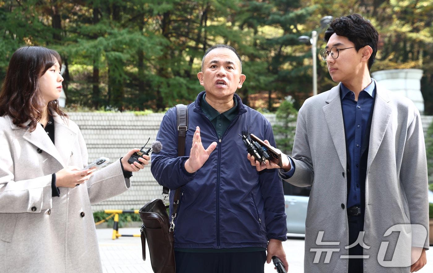 정치 브로커 명태균 씨가 7일 오전 서울 서초구 서울중앙지법에서 열린 김건희 여사의 자본시장법 위반 등 혐의 속행 공판에 증인으로 출석하며 입장을 밝히고 있다. 2025.11.7/뉴스1 ⓒ News1 김민지 기자