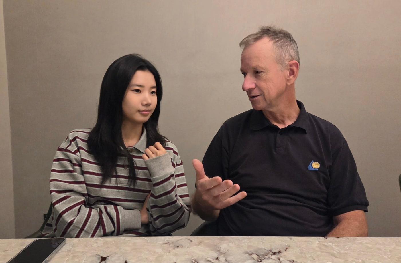 AO VET 아시아태평양지부장 마크 글라이드 박사(오른쪽)와 통역을 맡은 최한별 장재영외과동물병원 수의사 ⓒ 뉴스1 한송아 기자