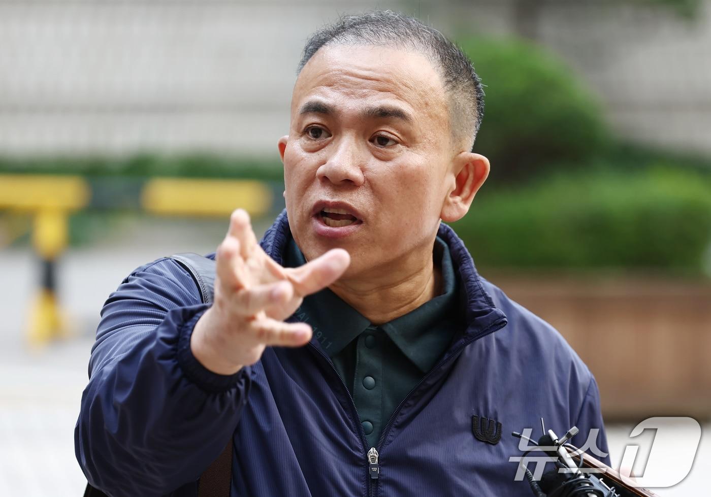 정치 브로커 명태균 씨가 7일 오전 서울 서초구 서울중앙지법에서 열린 김건희 여사의 자본시장법 위반 등 혐의 속행 공판에 증인으로 출석하며 입장을 밝히고 있다. 2025.11.7/뉴스1 ⓒ News1 김민지 기자