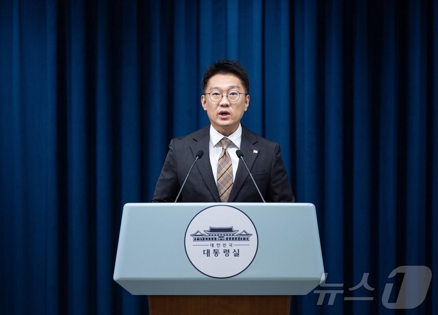 본문 이미지 - 김남준 대통령실 대변인이 7일 서울 용산 대통령실 청사에서 적십자 회장 엄중 질책 및 감찰 지시 관련 브리핑을 하고 있다. 2025.11.7/뉴스1 ⓒ News1 이재명 기자