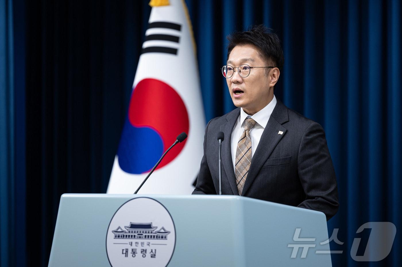 김남준 대통령실 대변인이 7일 서울 용산 대통령실 청사에서 적십자 회장 엄중 질책 및 감찰 지시 관련 브리핑을 하고 있다. 2025.11.7/뉴스1 ⓒ News1 이재명 기자