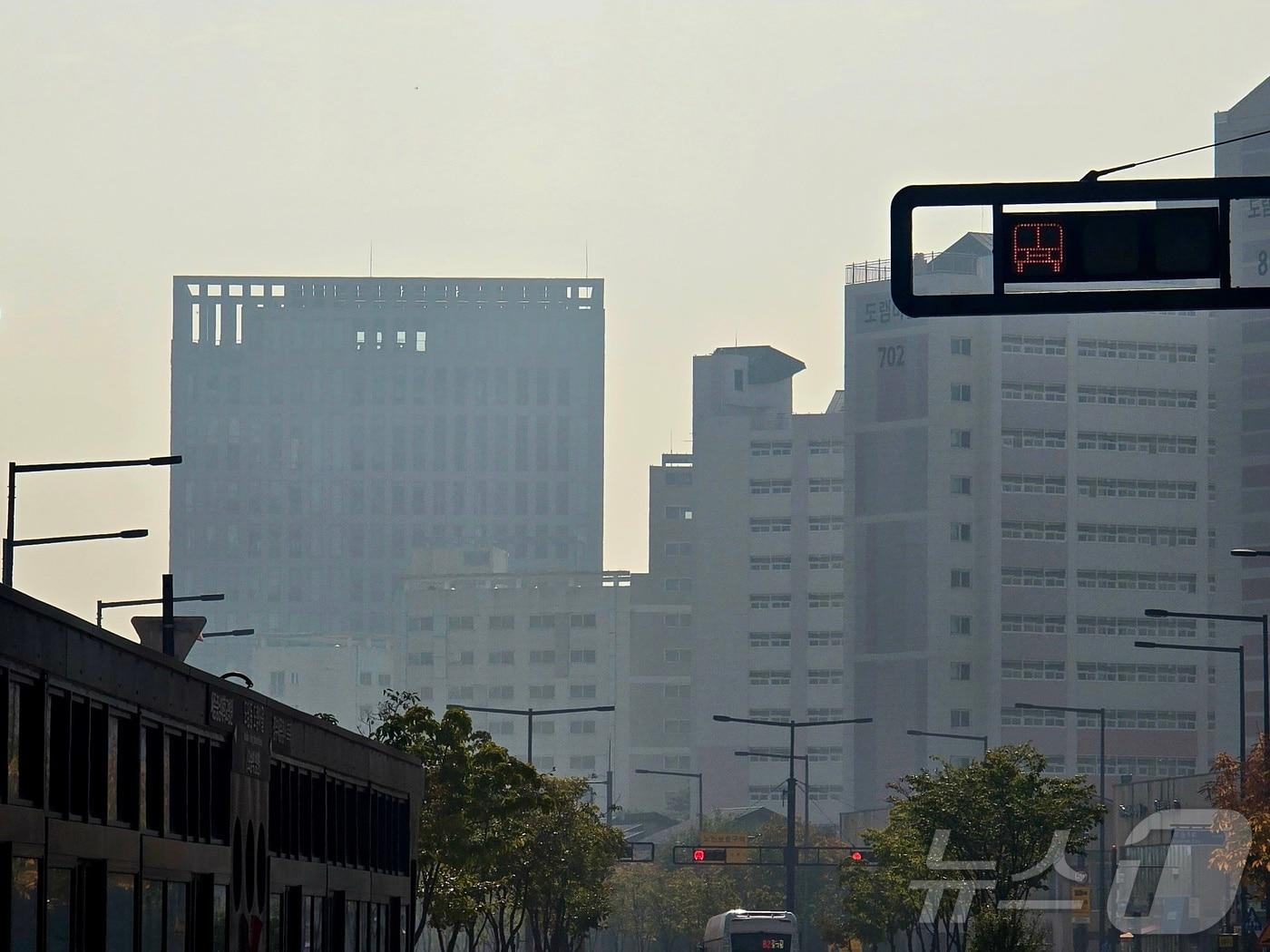 본문 이미지 - 충청지역의 미세먼지 농도가 \&#39;나쁨\&#39; 수준인 7일, 세종 기후에너지환경부 별관이 위치한 건물이 뿌옇게 보이고 있다. 2025.11.7/뉴스1 ⓒ News1 황덕현 기후환경전문기자