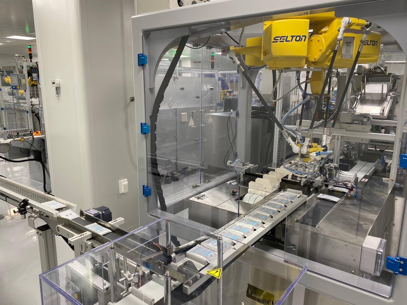 본문 이미지 - 국제약품 일회용 점안제 생산라인이 가동되고 있다.&#40;국제약품 제공&#41;/뉴스1