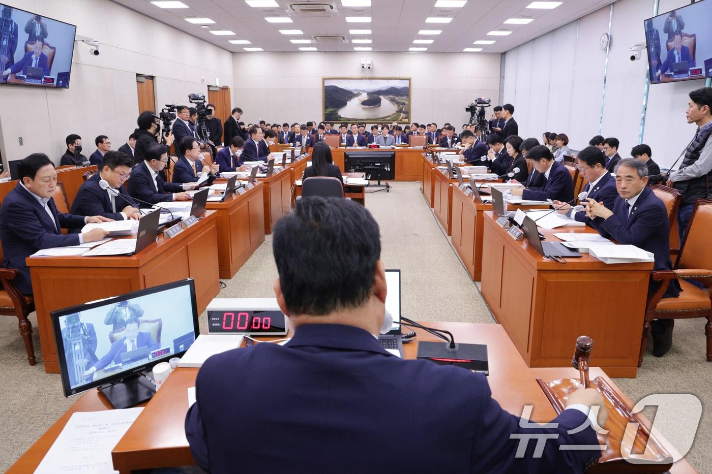어기구 위원장이 지난 7일 서울 여의도 국회에서 열린 농림축산식품해양수산위원회 전체회의에서 부산 해양수도 이전기관 지원에 관한 특별법을 통과시키고 있다. 2025.11.7/뉴스1 ⓒ News1 신웅수 기자