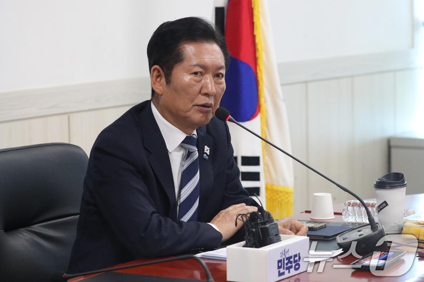 정청래 더불어민주당 대표가 7일 오전 충북 청주시 오송첨단의료산업진흥재단에서 열린 ‘K-바이오 세계 도약을 위한 현장 간담회&#39;에서 인사말을 하고 있다. 2025.11.7/뉴스1 ⓒ News1 김용빈 기자