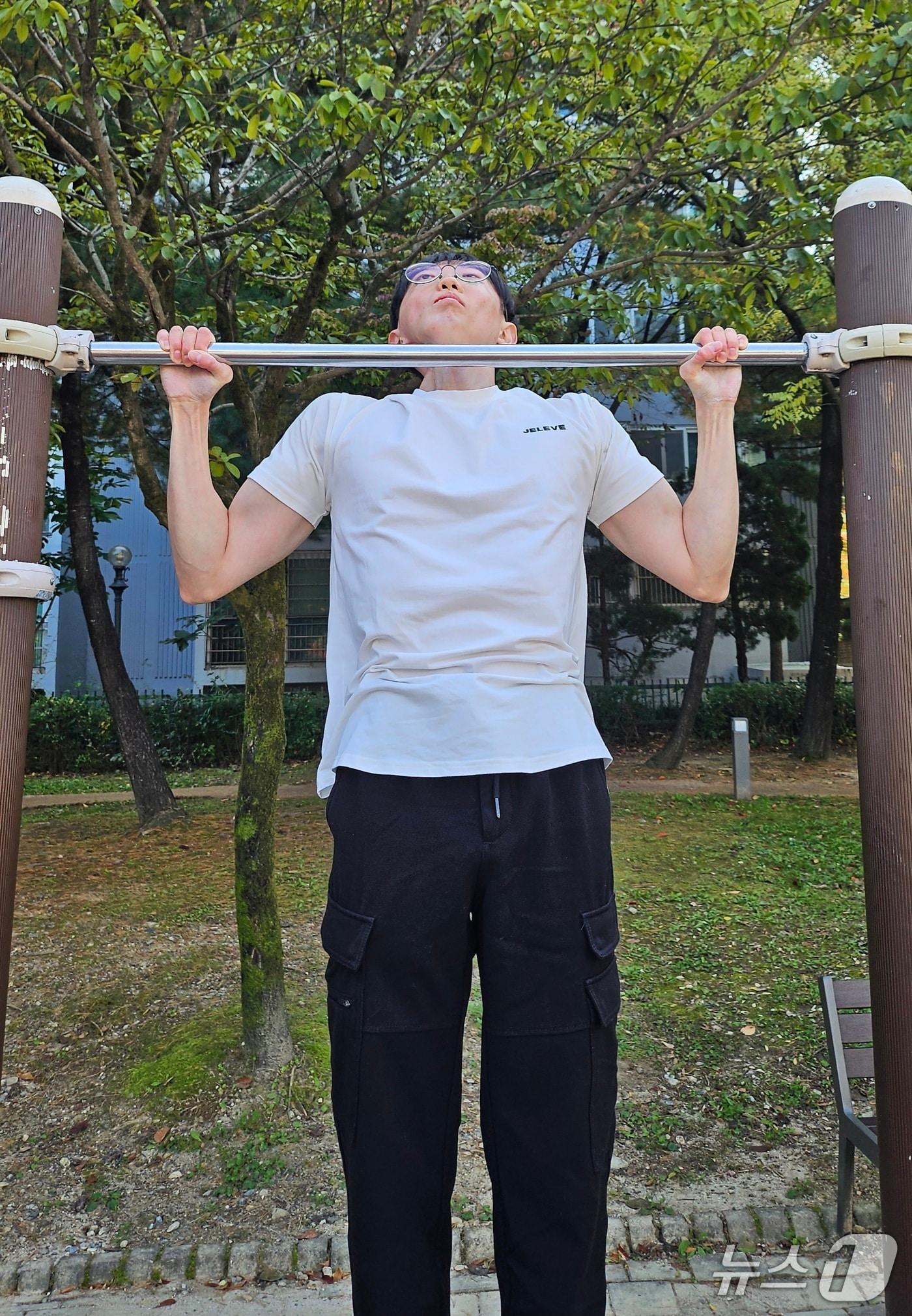 본문 이미지 - '턱걸이 챔피언' 김동호씨가 10월 31일 대전 서구 샘머리공원에서 뉴스1과 만나 턱걸이 시범을 보이고 있다. ⓒ News1 권혁준 기자