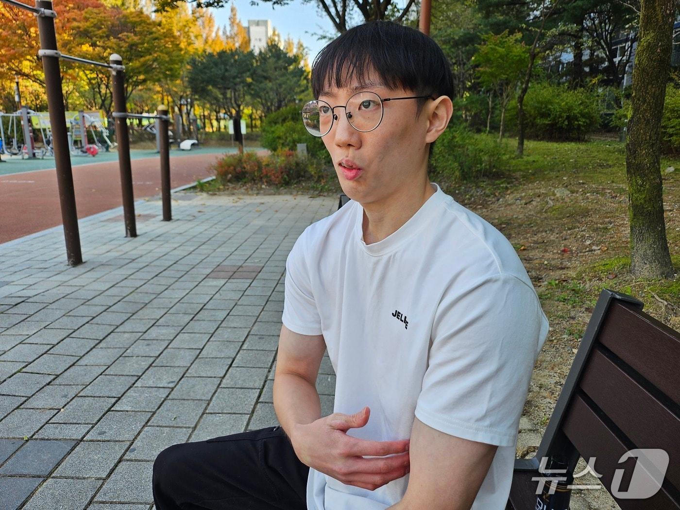 본문 이미지 - '턱걸이 챔피언' 김동호 씨가 10월31일 대전 서구 생머리공원에서 뉴스1과 만나 인터뷰하고 있다. ⓒ News1 권혁준 기자