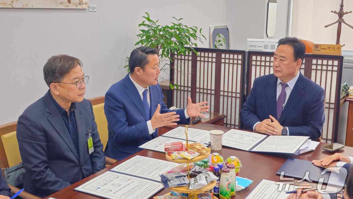 7일 최영일 전북 순창군수&#40;왼쪽&#41;가 어기구 국회 농림축산식품해양수산위원회 위원장에게 농어촌기본소득 국비 상향을 건의하고 있다.&#40;순창군 제공. 재판매 및 DB금지&#41;/뉴스1