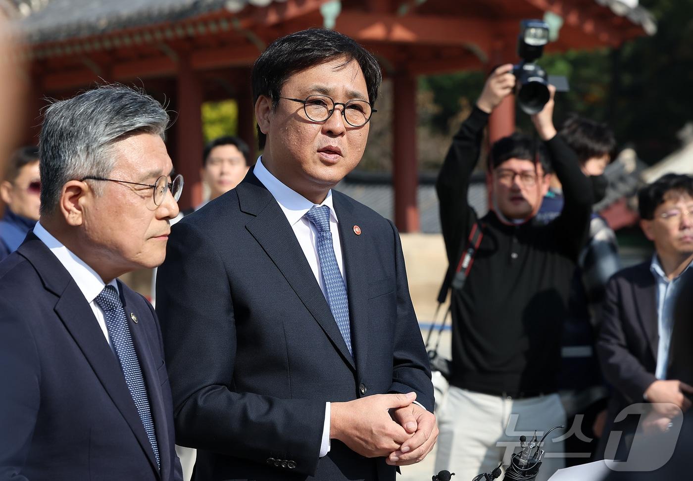 최휘영 문화체육관광부 장관이 7일 오후 서울 종묘 정전 하월대에서 종묘 앞 개발 관련 대법원 판결과 관련해 입장을 밝히고 있다. 왼쪽은 허민 국가유산청장. 2025.11.7/뉴스1 ⓒ News1 김진환 기자