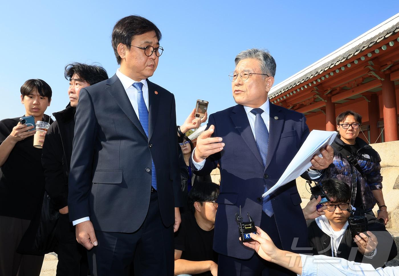 최휘영 문화체육관광부 장관과 허민 국가유산청장(오른쪽)이 7일 오후 종묘 앞 개발 관련 대법원 판결과 관련한 입장을 밝히기에 앞서 서울 종묘 정전 하월대를 점검하고 있다. 앞서 대법원은 지난 6일 국가유산청(옛 문화재청)과 사전 협의 없이 문화재 외곽 지역 개발규제를 완화한 서울시 조례 개정은 정당하다고 판단을 내린 바 있다. 2025.11.7/뉴스1 ⓒ News1 김진환 기자