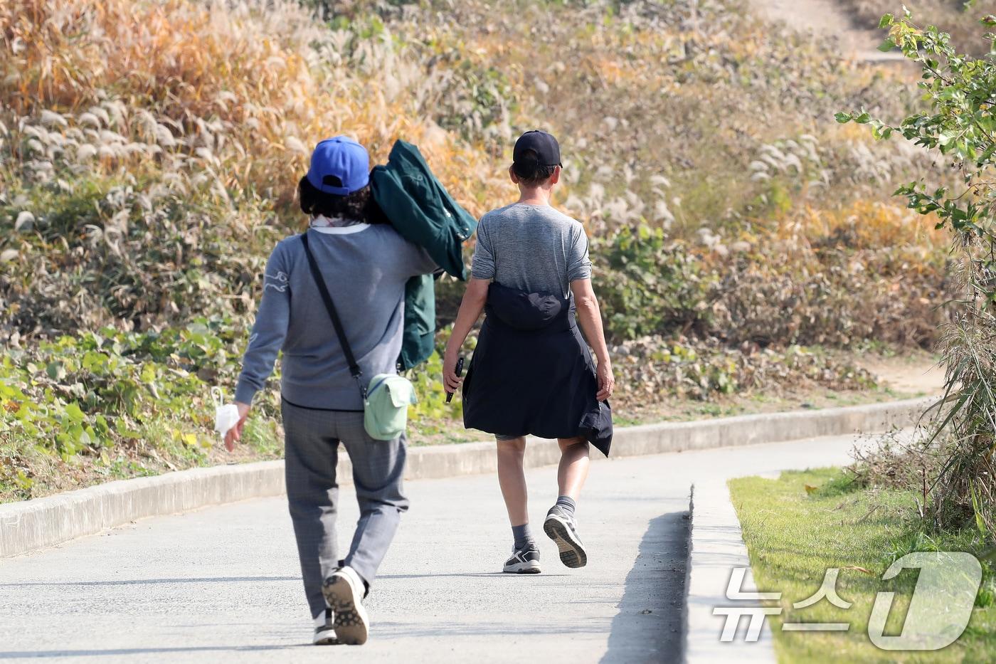 대구 달성습지를 찾은 시민들이 가벼운 옷차림으로 산책하고 있다. 2025.11.7/뉴스1 ⓒ News1 공정식 기자