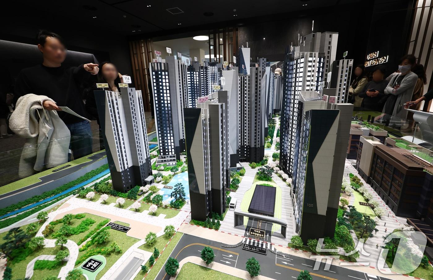 7일 오후 서울 송파구 래미안갤러리에서 시민들이 반포 래미안 트리니원 견본주택을 보고 있다. 반포 래미안 트리니원은 반포아파트 제3주구 주택재건축 정비사업을 통해 선보이는 단지로, 지하 3층~지상 최고 35층, 총 17개 동, 2091가구 규모의 대단지 아파트다. 이 중 전용면적 59~84㎡, 총 506가구가 일반분양 물량으로 공급된다. 2025.11.7/뉴스1 ⓒ News1 김민지 기자