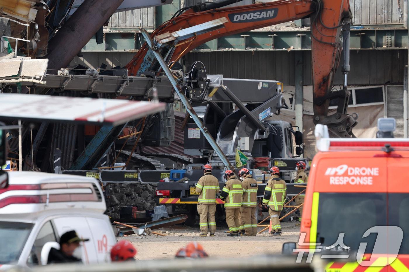 지난 7일 오후 울산 남구 동서발전 울산화력발전소 보일러 타워 붕괴현장에서 소방대원이 구조견과 함께 매몰자 수색 및 구조작업을 벌이고 있다. 2025.11.7/뉴스1 ⓒ News1 황기선 기자