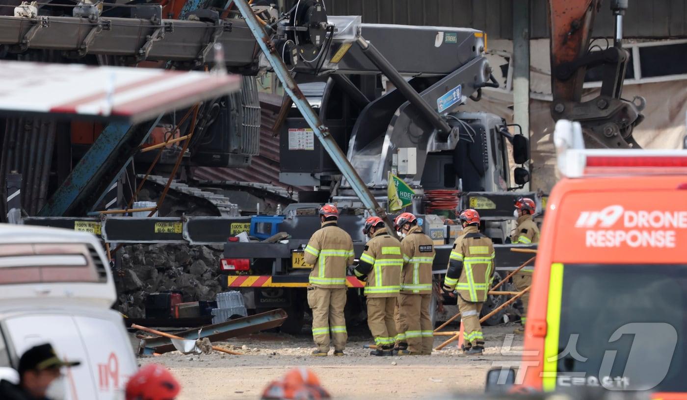 지난 7일 오후 울산 남구 동서발전 울산화력발전소 보일러 타워 붕괴현장에서 소방대원이 매몰자 수색 및 구조작업을 벌이고 있다. 2025.11.7/뉴스1 ⓒ News1 황기선 기자