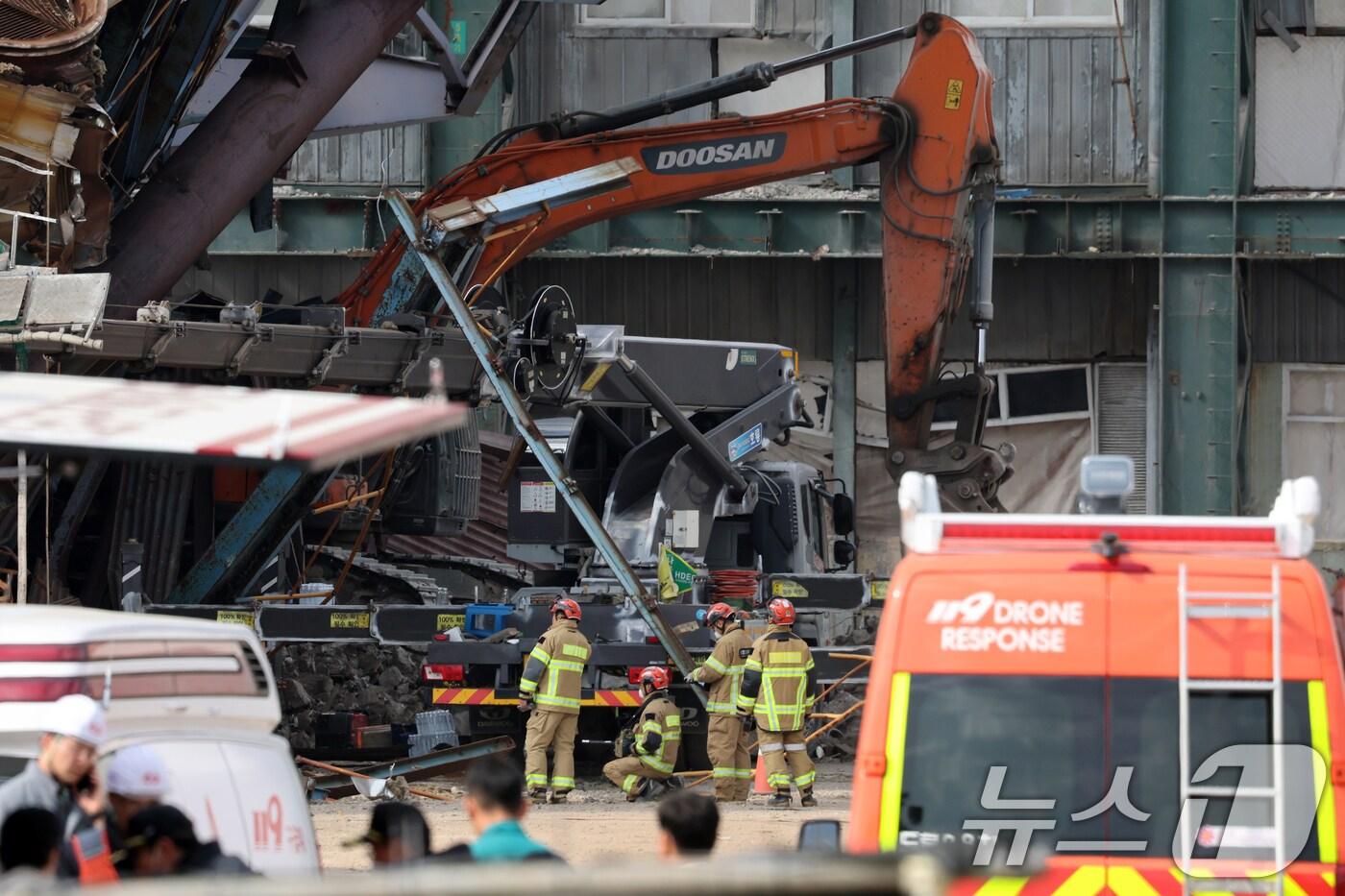 7일 오후 울산 남구 동서발전 울산화력발전소 보일러 타워 붕괴현장에서 소방대원이 매몰자 수색 및 구조작업을 벌이고 있다. 2025.11.7/뉴스1 ⓒ News1 황기선 기자