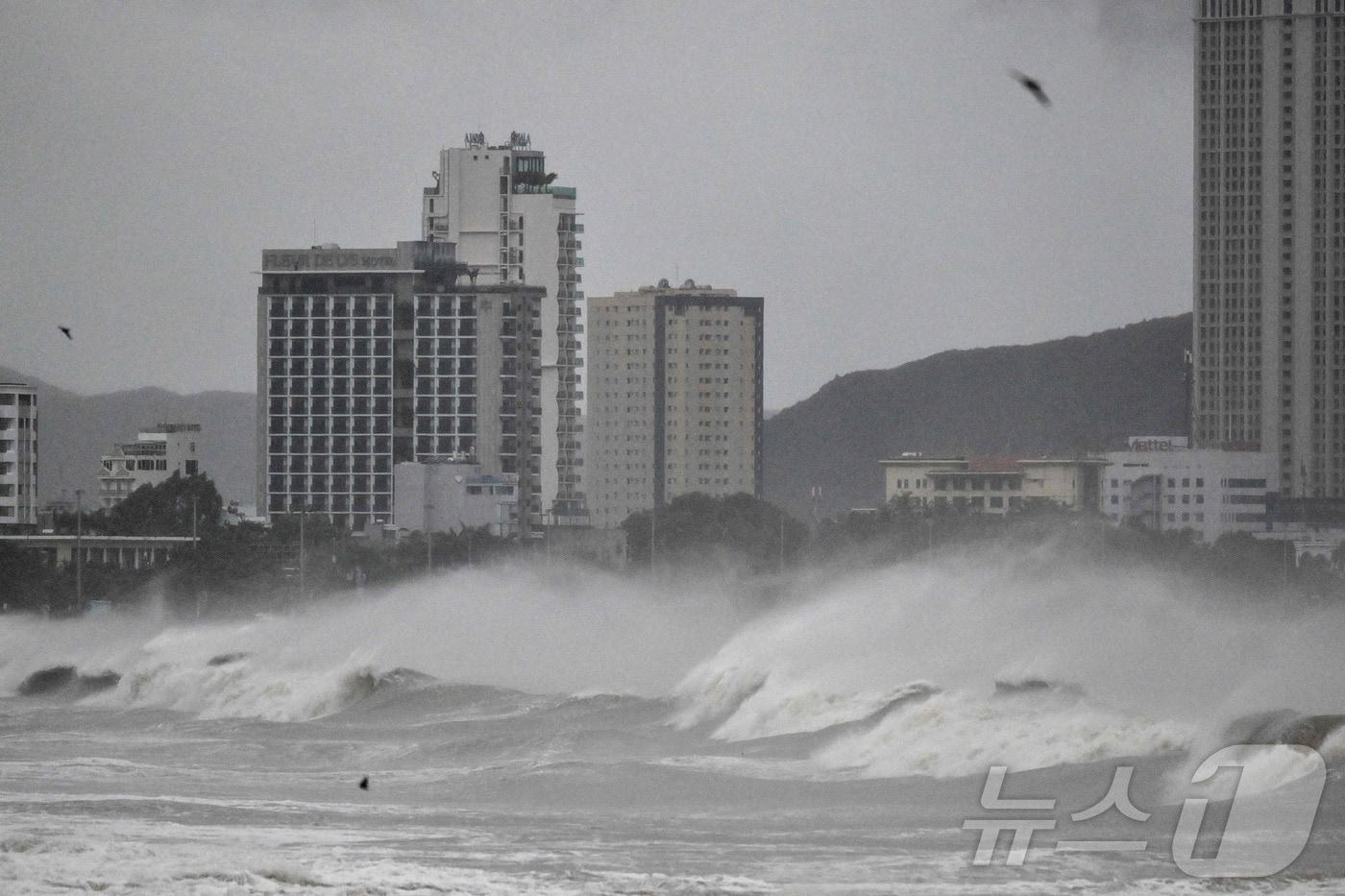 베트남 중부 지아라이성에 태풍 갈매기가 도착하기 전인 6일&#40;현지시간&#41; 파도가 강하게 치고 있다. 2025.11.6 ⓒ AFP=뉴스1 ⓒ News1 김경민 기자