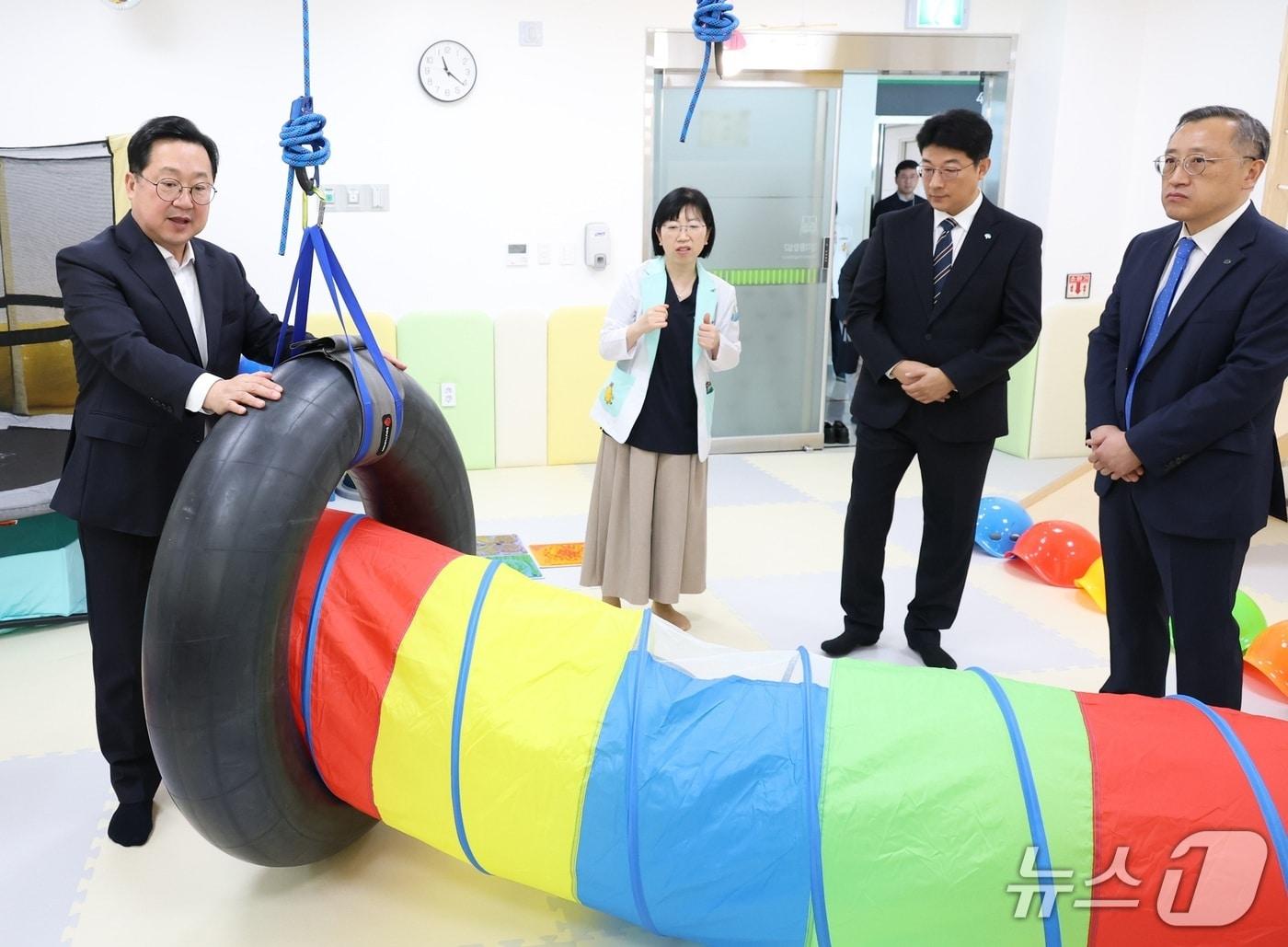 본문 이미지 - 이장우 대전시장이 7일 대전 공공어린이재활병원에서 감각통합치료실을 둘러보고 있다. &#40;대전시 제공&#41; / 뉴스1