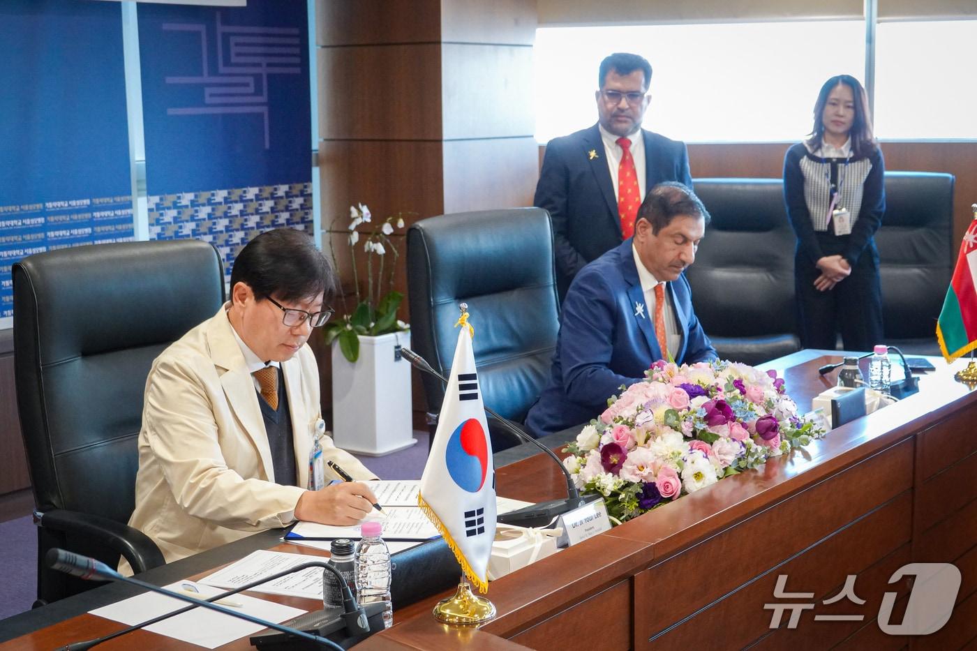 이지열 서울성모병원 병원장(앞줄 왼쪽 두 번째), 살레 알 아브리(앞줄 오른쪽 두 번째) 오만군병원장 , 주한오만대사 자카리야 빈 하마드 알 사아디를 비롯한 의료진 및 관계자들이 의료협력 양해각서(MOU) 체결 후 기념촬영을 하고 있다. (서울성모병원 제공)