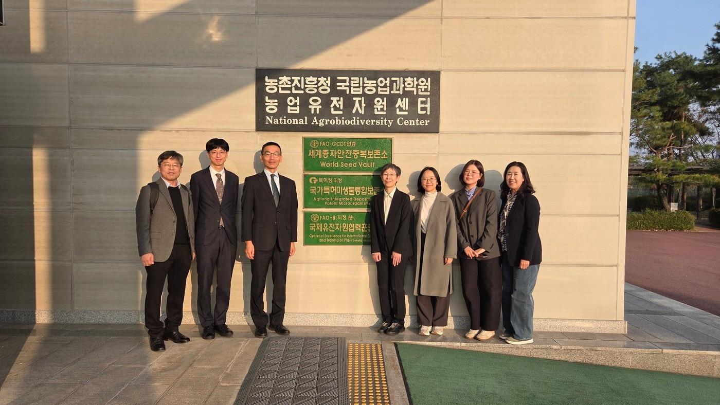 한·일 농업유전자원 보존·활용 업무 협의회 기념촬영 (농총진흥청 제공) 2025.11.7 /뉴스1
