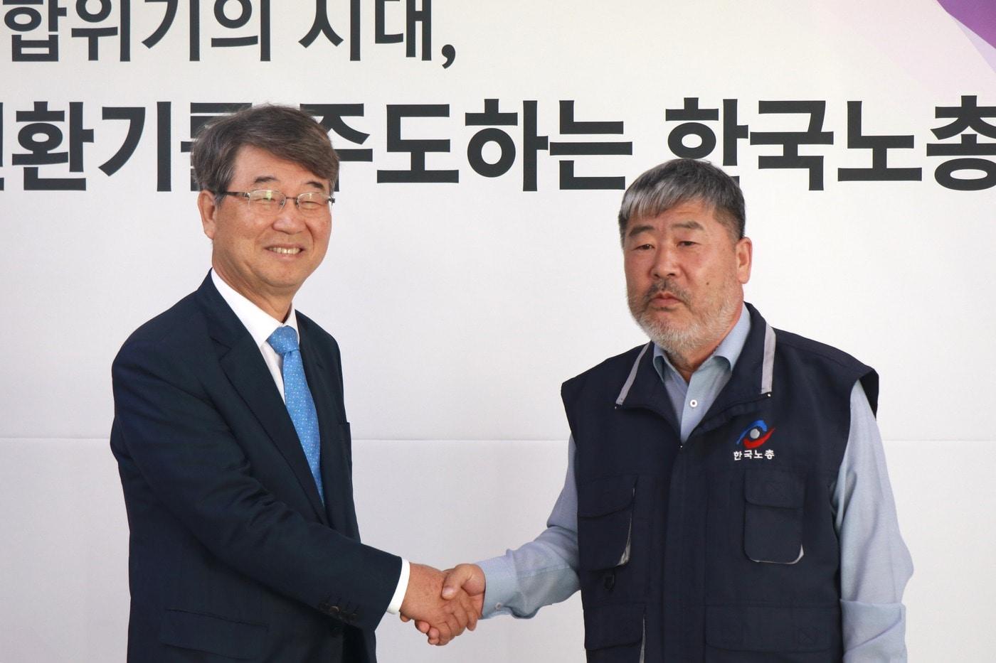 김지형 경제사회노동위원회 위원장이 7일 취임 첫 대외행보로 한국노동조합총연맹을 방문해 김동명 한국노총 위원장과 기념촬영을 하고 있다. &#40;경제사회노동위원회 제공&#41; 2025.11.7 /뉴스1