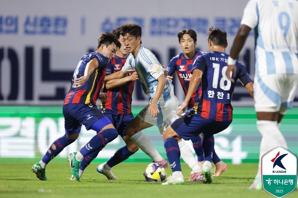 본문 이미지 - 벼랑 끝에 몰린 울산이 시즌 내내 자신들을 괴롭힌 수원FC와 맞대결을 펼친다. &#40;한국프로축구연맹 제공&#41;