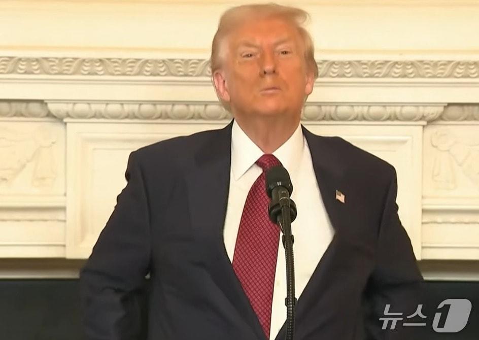 본문 이미지 - 도널드 트럼프 미국 대통령이 5일(현지시간) 백악관에서 열린 공화당 상원의원들과의 조찬 회동에서 시진핑 중국 국가주석과의 정상회담 당시 그의 보좌관들이 차렷 자세를 하고 있는 모습을 흉내내고 있다. (출처=CNN-뉴스18 유튜브 캡처) 2025.11.5./뉴스1