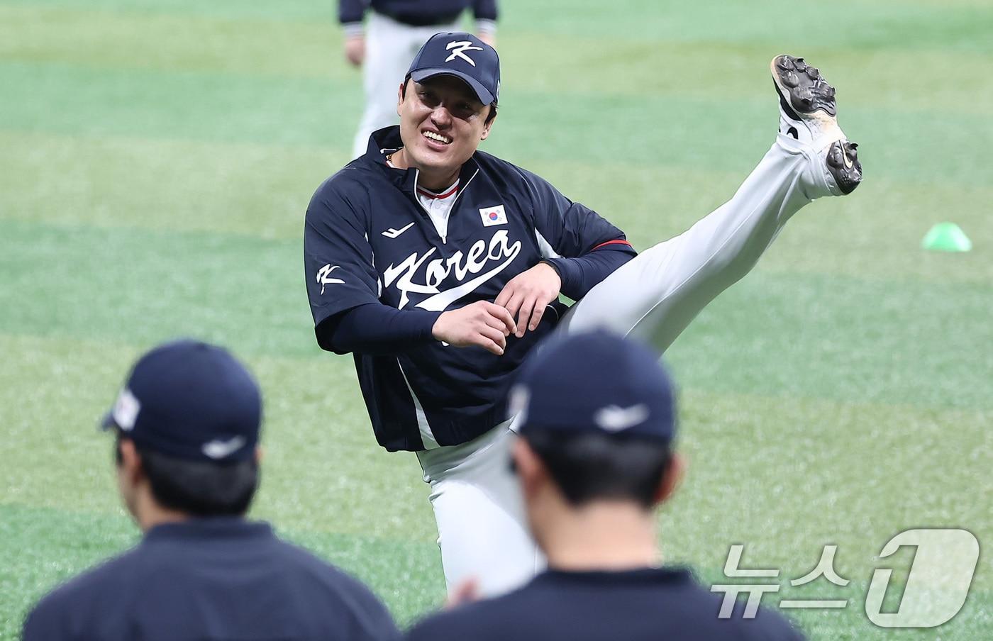 야구대표팀 박동원이 7일 서울 고척스카이돔에서 스트레칭을 하고 있다. 류지현 감독이 이끄는 대표팀은 오는 8,9일 체코에 이어 15,16일에 일본과의 평가전 경기를 치를 예정이다. 2025.11.7/뉴스1 ⓒ News1 김성진 기자