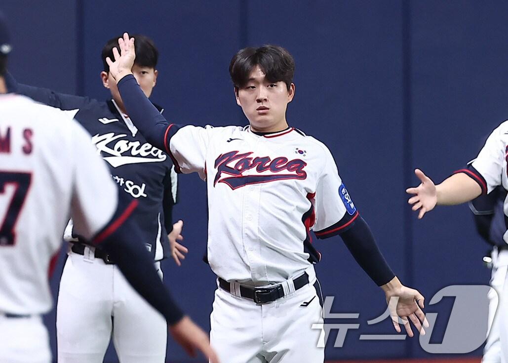 본문 이미지 - 야구대표팀 김택연이 7일 서울 고척스카이돔에서 스트레칭을 하고 있다. 류지현 감독이 이끄는 대표팀은 오는 8,9일 체코에 이어 15,16일에 일본과의 평가전 경기를 치를 예정이다. 2025.11.7/뉴스1 ⓒ News1 김성진 기자