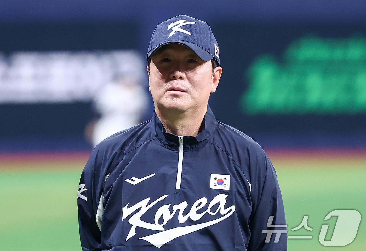 야구대표팀 류지현 감독이 7일 서울 고척스카이돔에서 선수들의 훈련 모습을 지켜보고 있다. 류지현 감독이 이끄는 대표팀은 오는 8,9일 체코에 이어 15,16일에 일본과의 평가전 경기를 치를 예정이다. 2025.11.7/뉴스1 ⓒ News1 김성진 기자