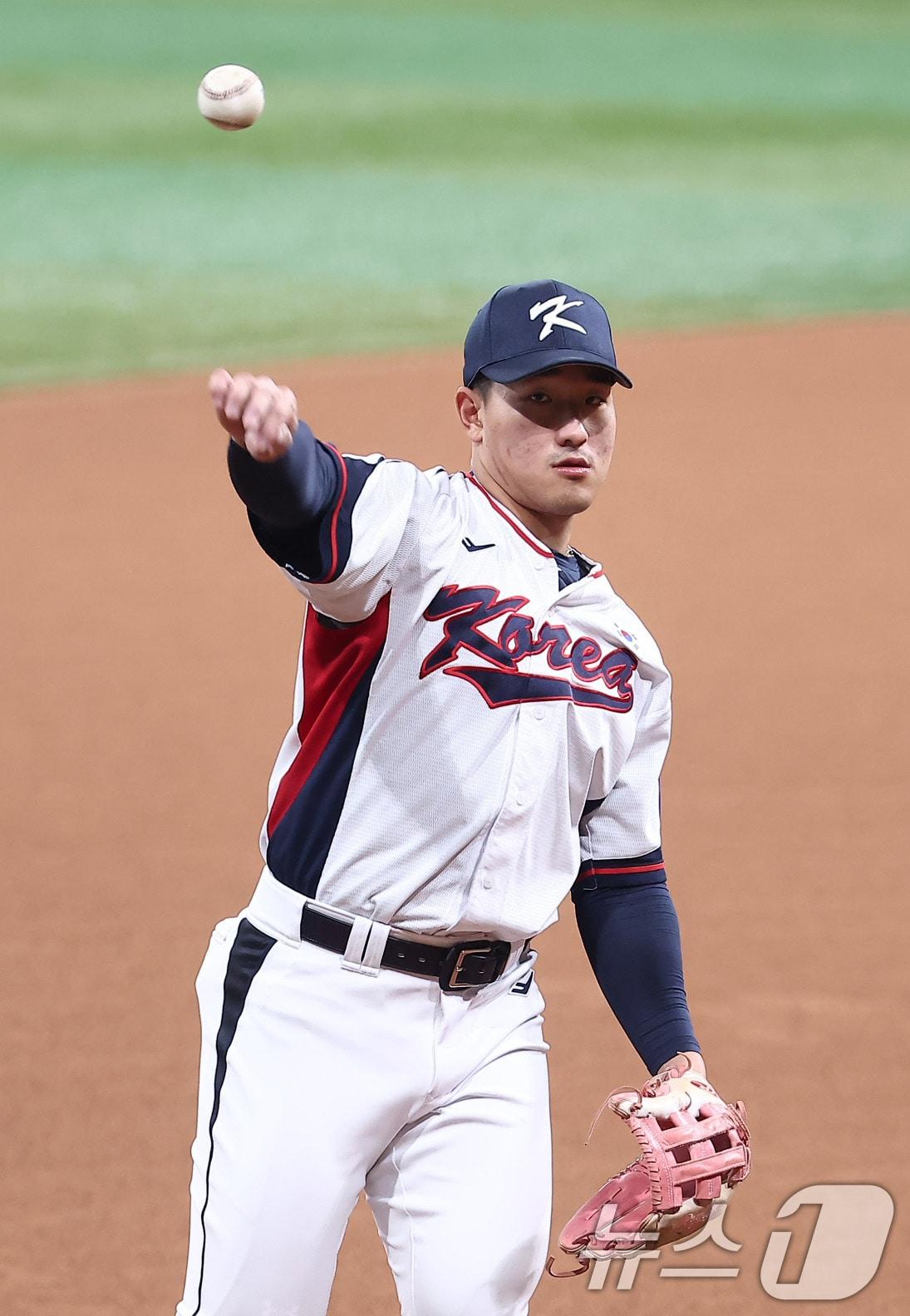 본문 이미지 - 야구대표팀 안현민이 7일 서울 고척스카이돔에서 캐치볼을 하고 있다. 류지현 감독이 이끄는 대표팀은 오는 8,9일 체코에 이어 15,16일에 일본과의 평가전 경기를 치를 예정이다. 2025.11.7/뉴스1 ⓒ News1 김성진 기자