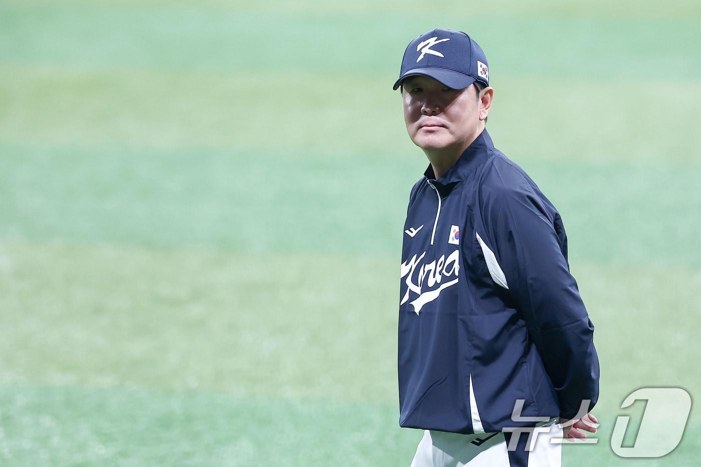 야구대표팀 류지현 감독이 7일 서울 고척스카이돔에서 선수들의 훈련 모습을 지켜보고 있다. 류지현 감독이 이끄는 대표팀은 오는 8,9일 체코에 이어 15,16일에 일본과 평가전 경기를 치를 예정이다. 2025.11.7/뉴스1 ⓒ News1 김성진 기자