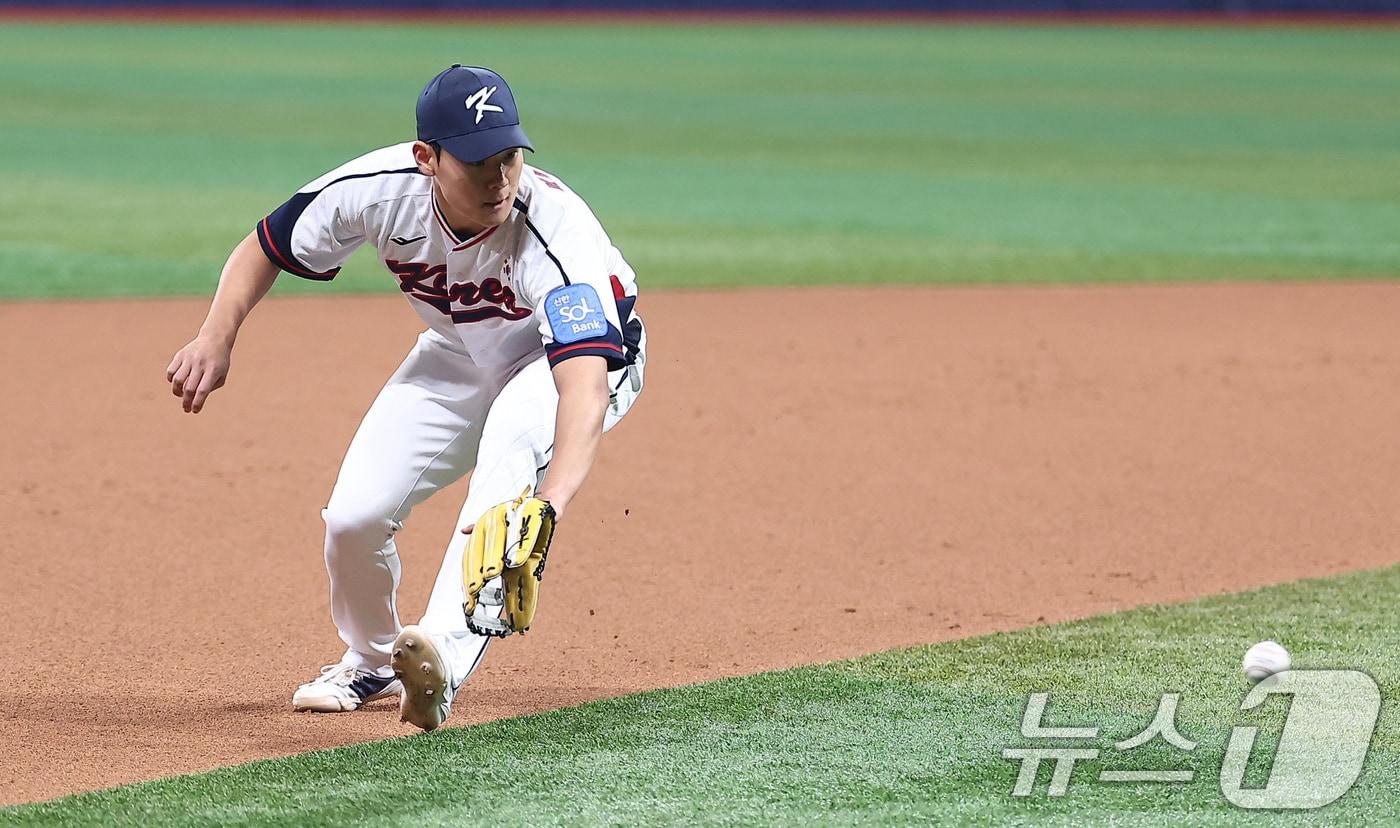 본문 이미지 - 수비 훈련하는 야구대표팀 김주원. News1 DB ⓒ 뉴스1 김성진 기자
