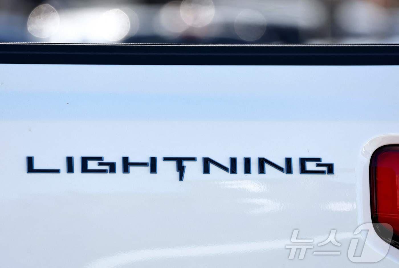 포드의 전기 픽업트럭 F-150 라이트닝이 2024년 8월 21일&#40;현지시간&#41; 미국 캘리포니아주 글렌데일의 한 포드 대리점에 판매용으로 전시돼 있다. 2024.08.21. ⓒ AFP=뉴스1 ⓒ News1 윤다정 기자