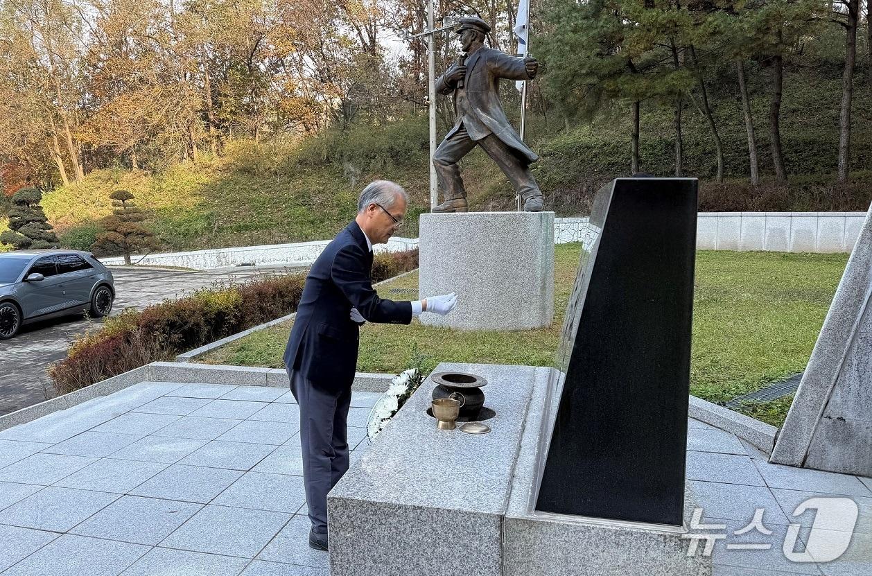 본문 이미지 -  박용주 제33대 경기북부보훈지청장이 7일 의정부시 현충탑 참배를 시작으로 공식 업무에 들어갔다.&#40;경기북부보훈지청 제공. 재판매 및 DB 금지&#41;/뉴스1