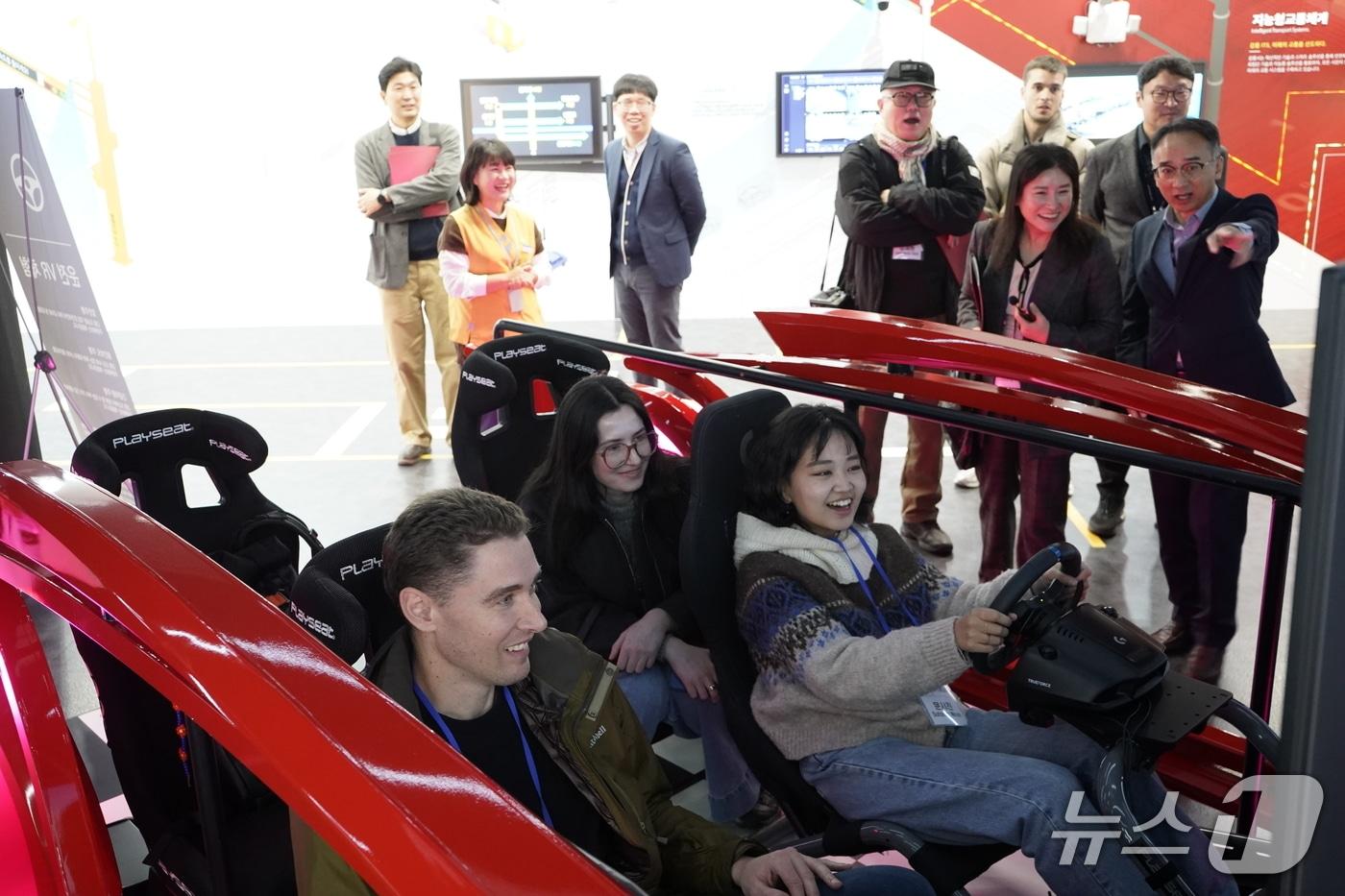 2026 ITS 세계총회 개최지인 강원 강릉에 모인 주한 외신기자단이 강릉시청 내 도시정보센터에서 체험활동을 하고 있다.&#40;강릉시 제공, 재판매 및 DB 금지&#41; 2025.11.6/뉴스1